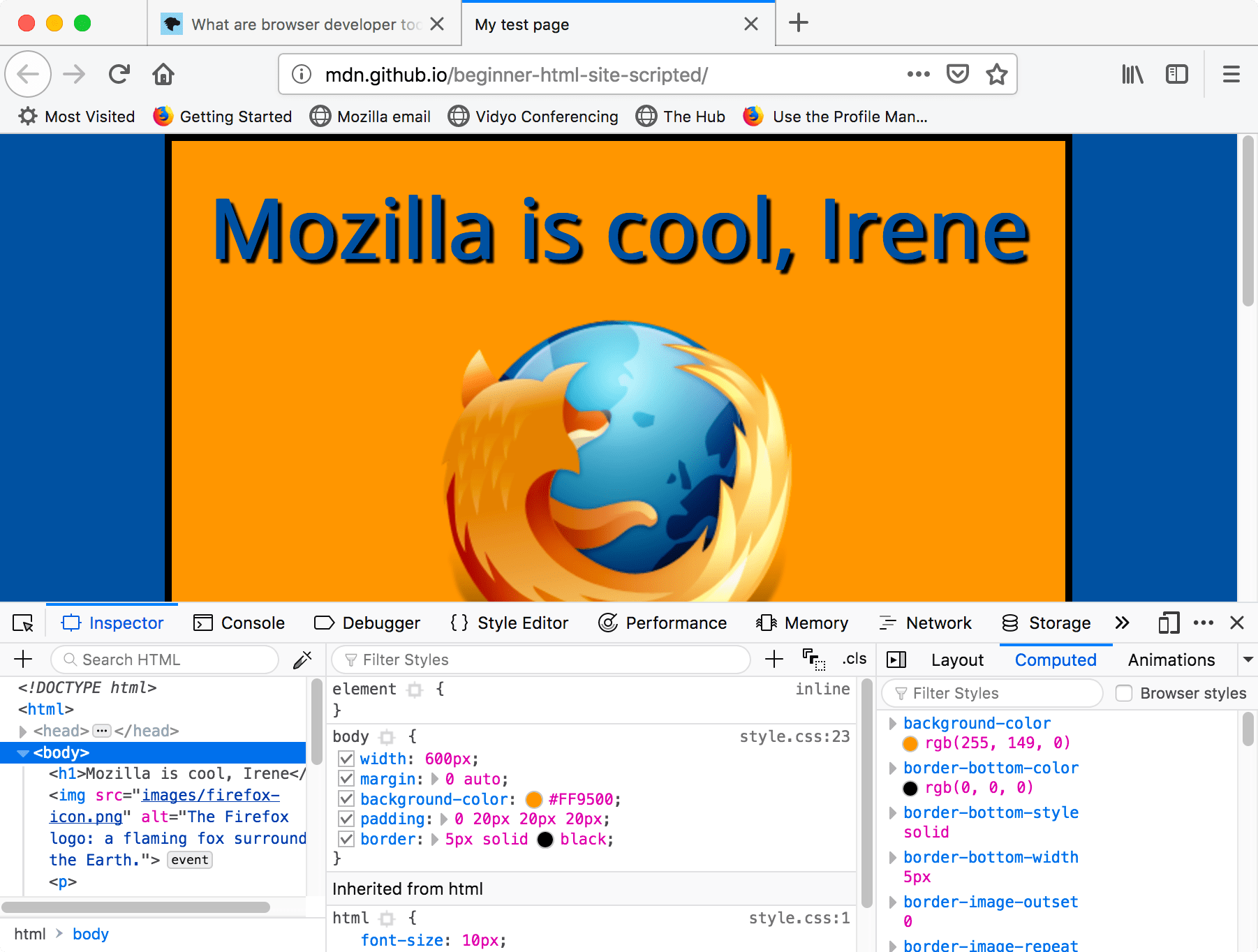 Screenshot eines Browsers mit geöffneten Entwicklerwerkzeugen. Die Webseite wird in der oberen Hälfte des Browsers angezeigt, die Entwicklerwerkzeuge nehmen die untere Hälfte ein. Es sind drei Panels in den Entwicklerwerkzeugen geöffnet: HTML, mit dem ausgewählten body-Element; ein CSS-Panel, das die Styles-Blöcke zeigt, die das hervorgehobene body anvisieren; und ein berechnetes Stile-Panel, das alle Autorstile zeigt; das Browser-Stile-Checkbox ist nicht aktiviert.